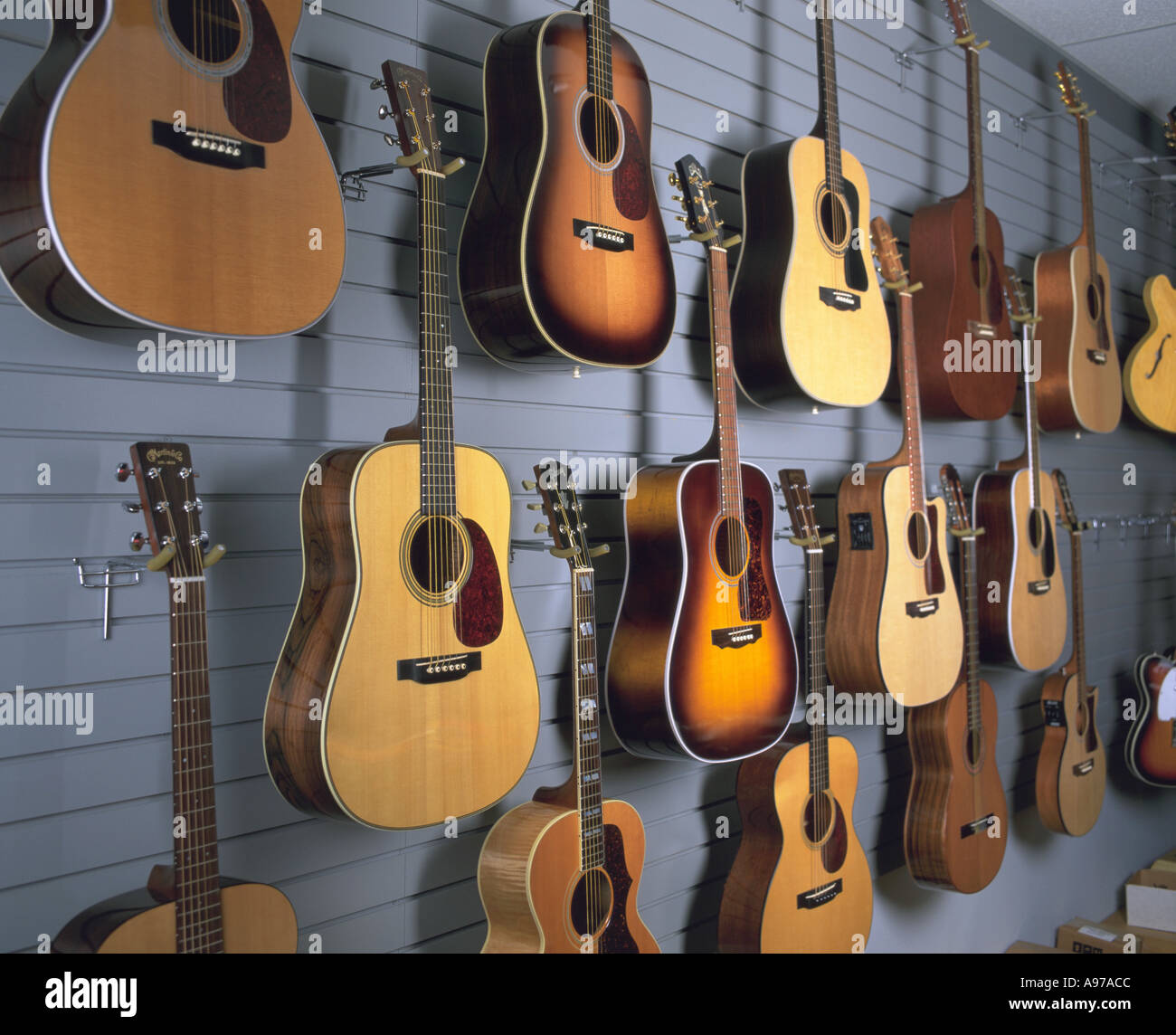 Muro di chitarre chitarre acustiche strumenti musicali Foto Stock