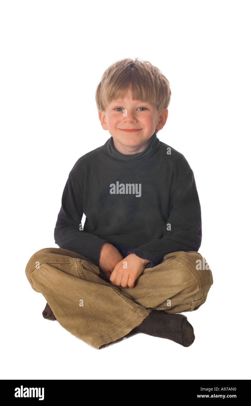 6 anno vecchio ragazzo sorrisi a fotocamera, intaglio su sfondo bianco Foto Stock