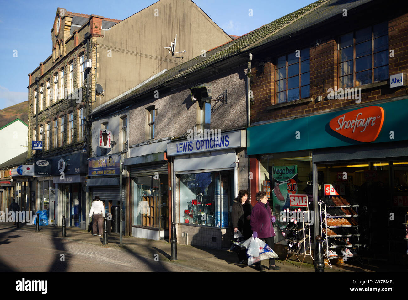 Strada principale dello shopping di Abertillery Foto Stock