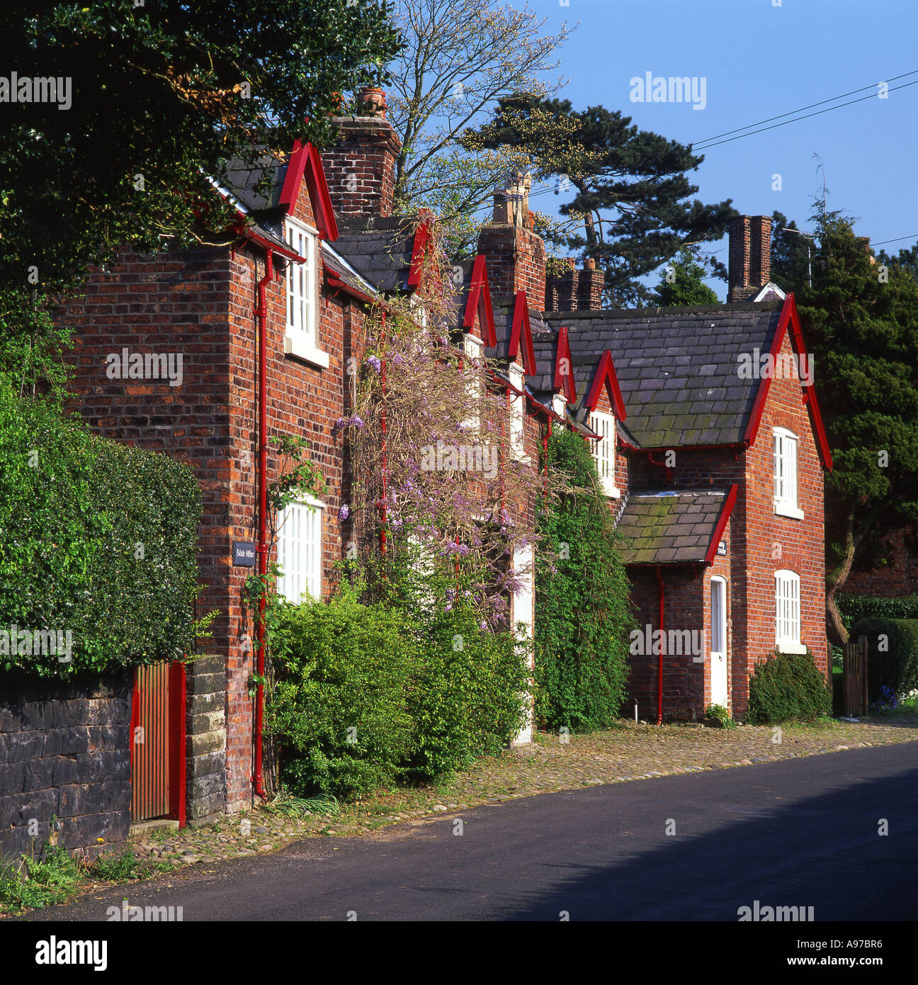 Ex Tatton Station Wagon lavoratori Cottages, villaggio di Rostherne, vicino a Knutsford, Cheshire, Inghilterra, Regno Unito Foto Stock