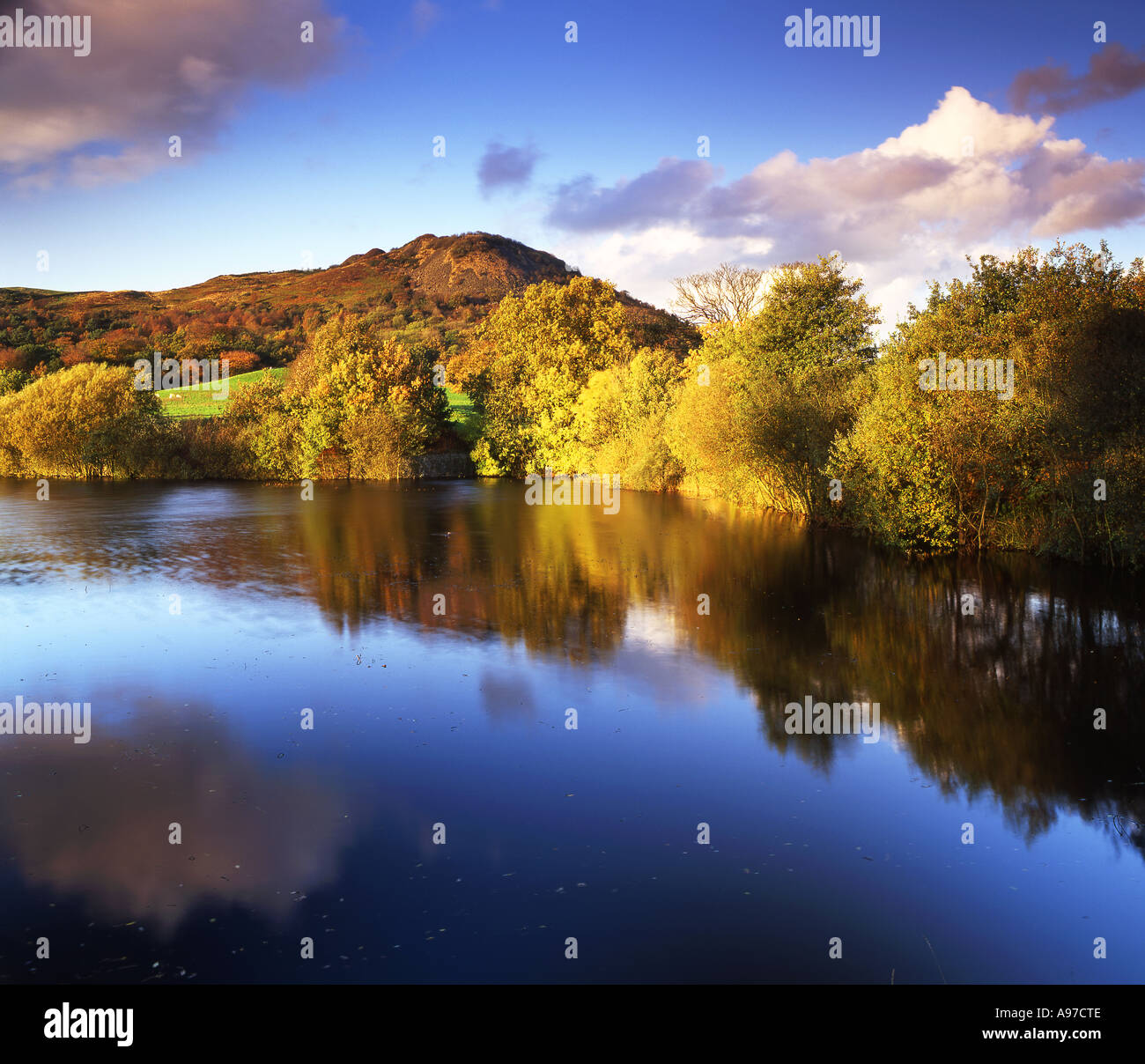 Tegg del naso e serbatoio di fondo in autunno, Langley, vicino a Macclesfield, Cheshire, Parco Nazionale di Peak District, England, Regno Unito Foto Stock