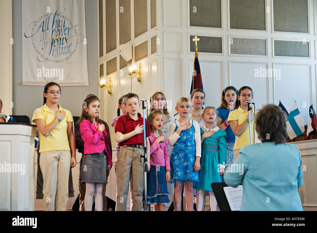 ILLLINOIS Winnetka coro per bambini eseguire nella domenica mattina servizio in chiesa evangelica della Chiesa protestante Foto Stock