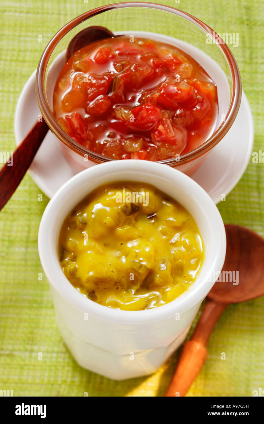 La senape relish e pepe assaporare in piccole ciotole FoodCollection Foto Stock