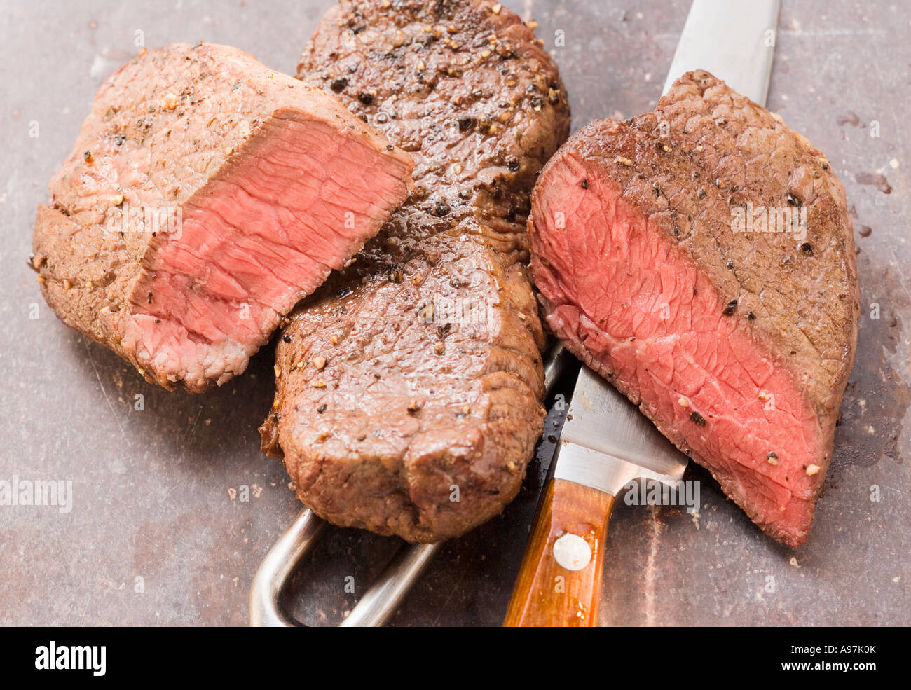 Due bistecche di manzo con coltello e forchetta carne FoodCollection Foto Stock