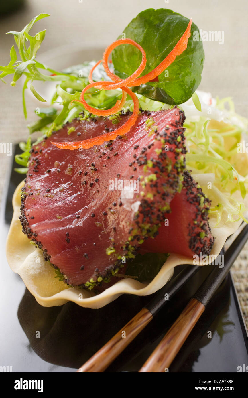 Materie di filetto di tonno con semi di papavero con contorno di insalata FoodCollection Foto Stock