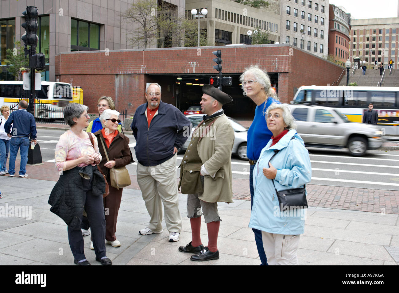 Boston Massachusetts Tour Guide in costume d'epoca parlare con il gruppo vicino a Faneuil Hall Marketplace Foto Stock