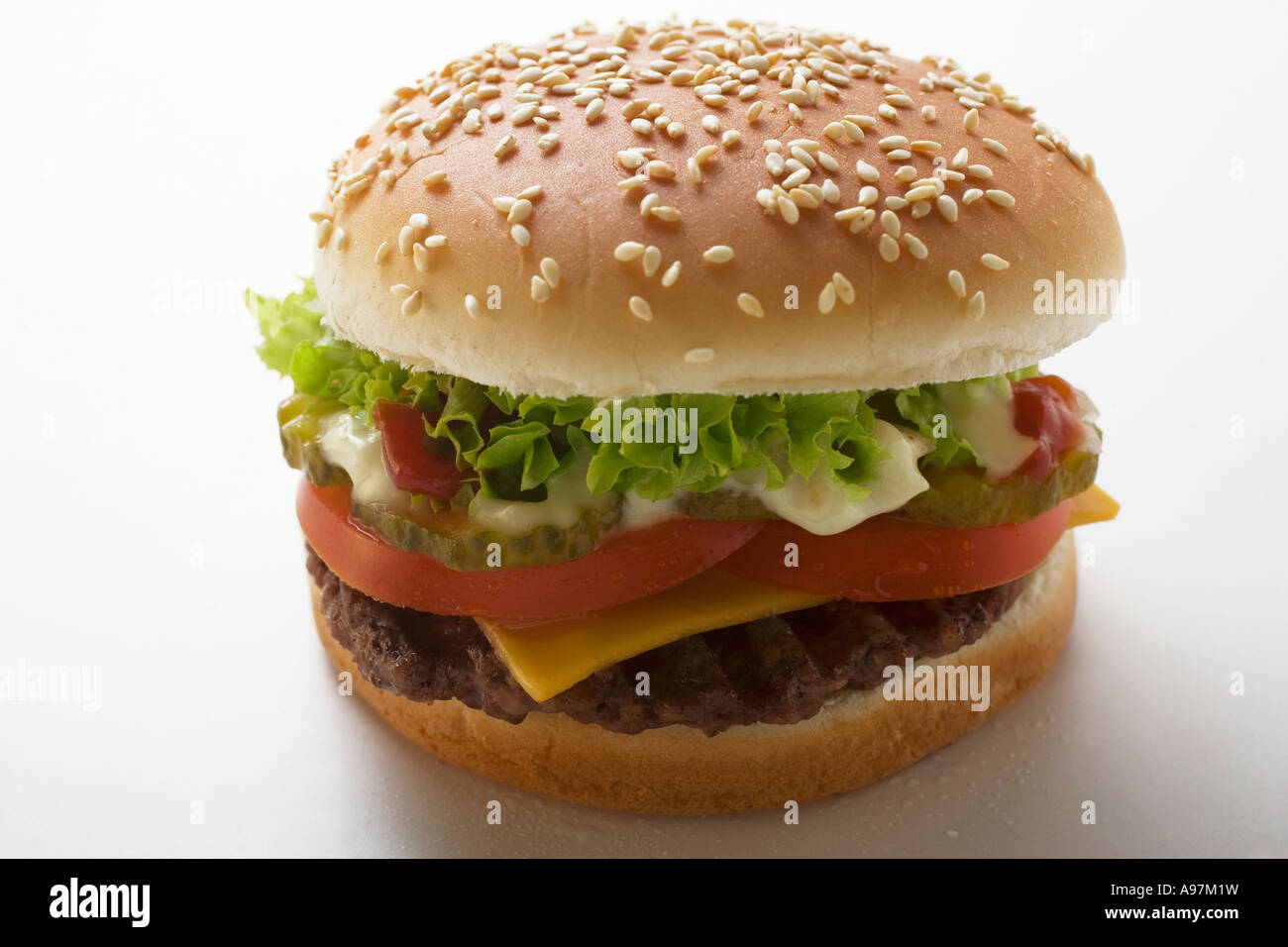 Cheeseburger con insalata di pomodoro ketchup e maionese FoodCollection Foto Stock