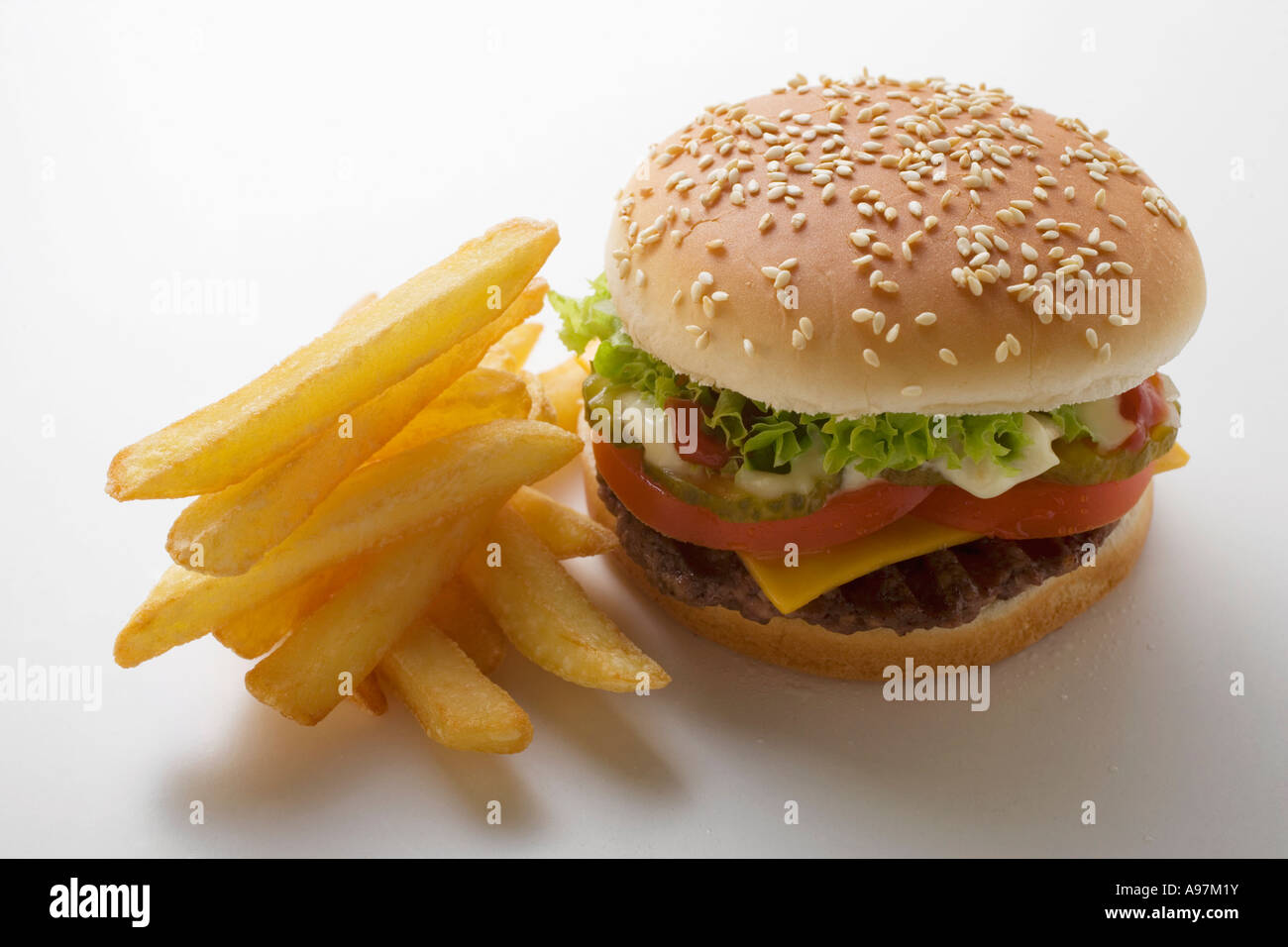 Cheeseburger e patatine fritte su una piastra FoodCollection Foto Stock