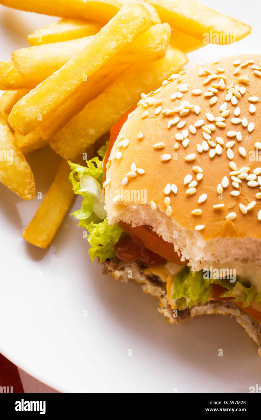 Cheeseburger morsi presi con chips FoodCollection Foto Stock