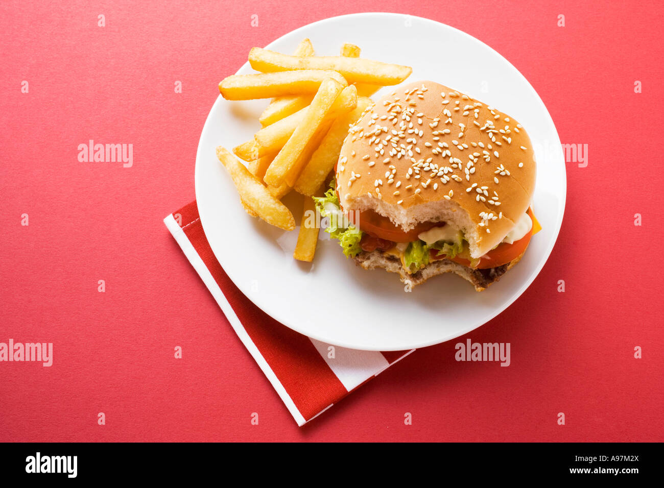 Cheeseburger morsi presi con chips FoodCollection Foto Stock