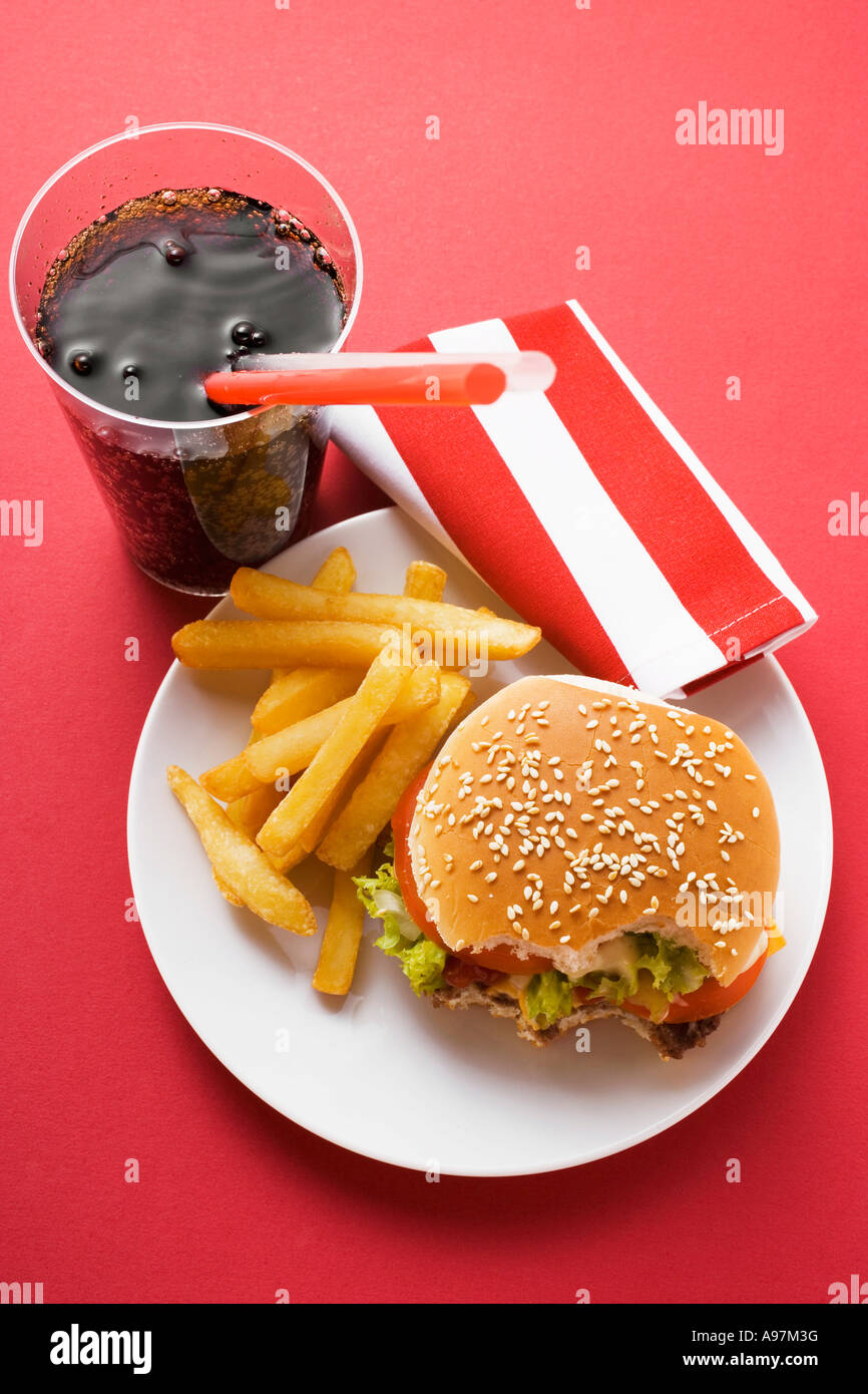 Cheeseburger morsi presi con patatine e Cola FoodCollection Foto Stock