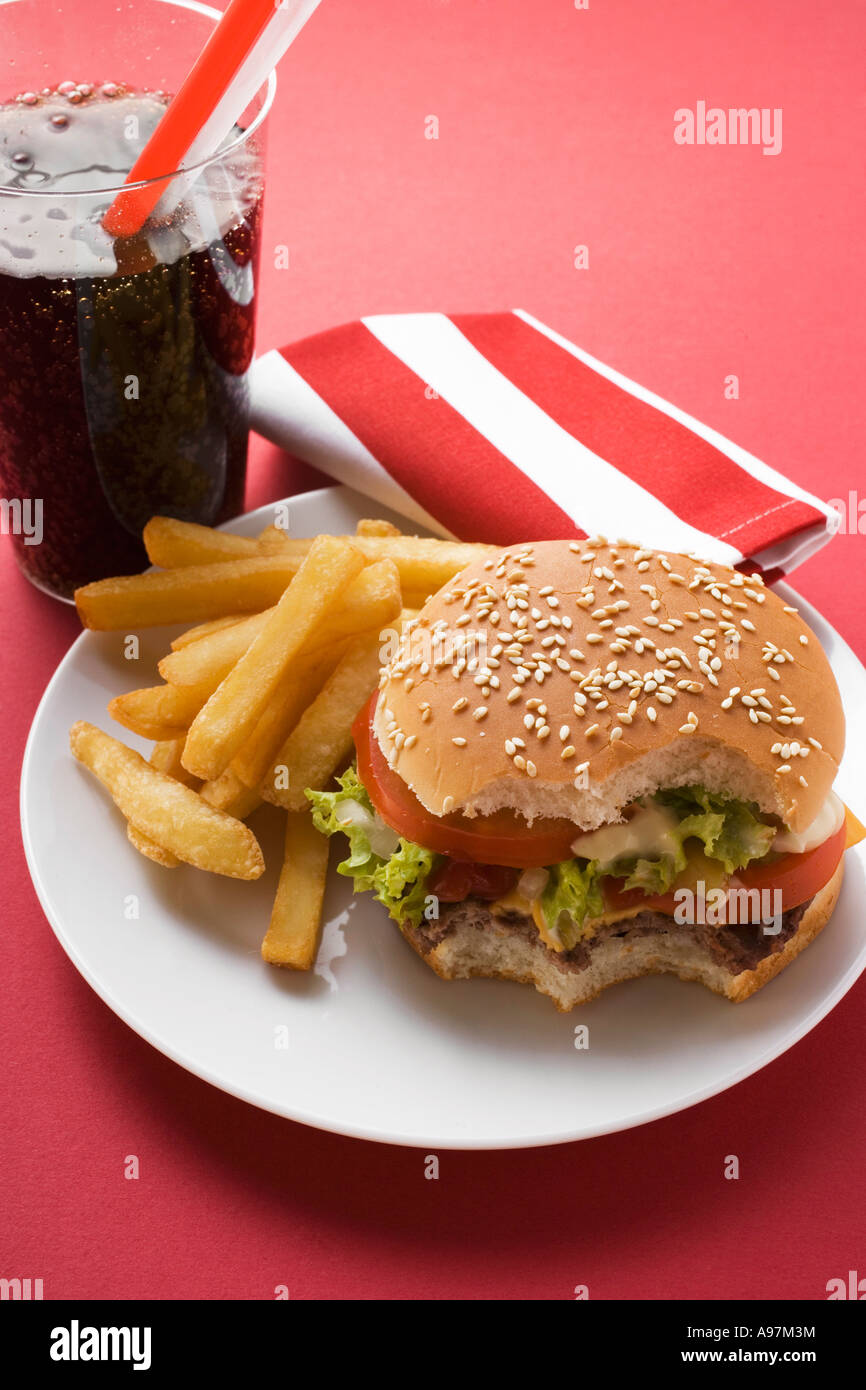 Cheeseburger morsi presi con patatine e Cola FoodCollection Foto Stock