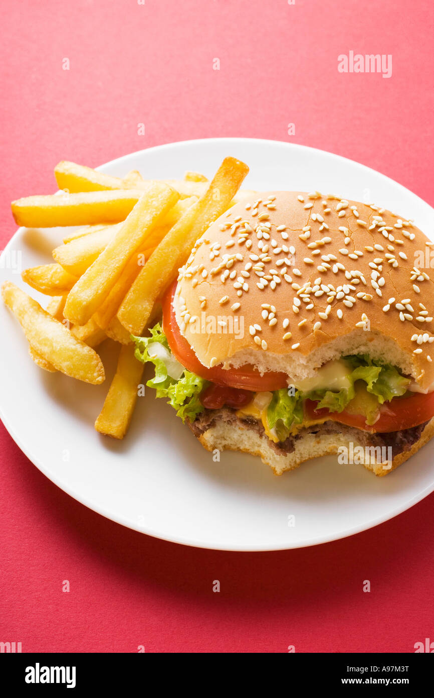 Cheeseburger morsi presi con chips FoodCollection Foto Stock