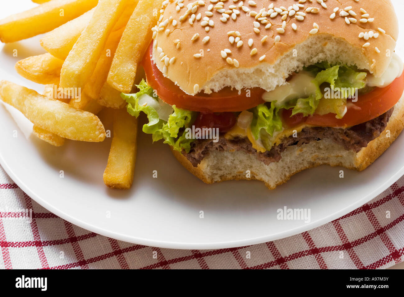 Cheeseburger morsi presi con chips FoodCollection Foto Stock