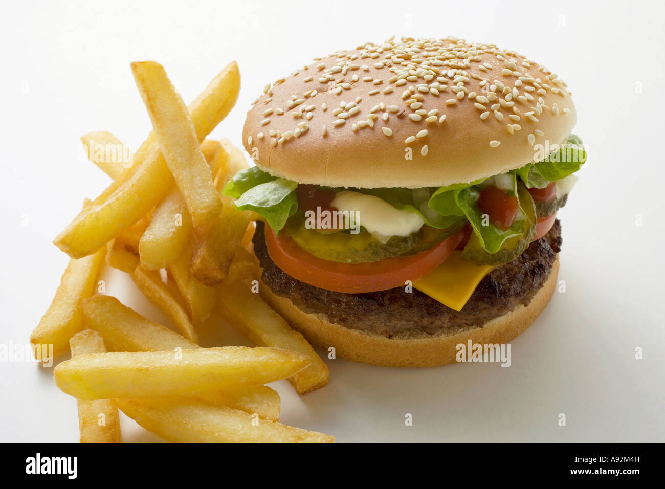Cheeseburger e patatine fritte su una piastra FoodCollection Foto Stock