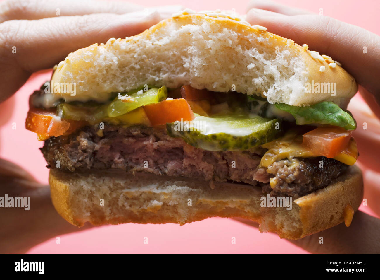 Mani cheeseburger con morsi presi FoodCollection Foto Stock