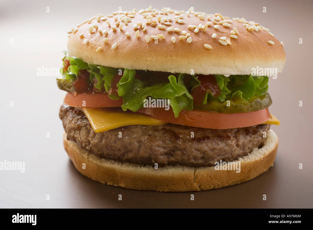 Cheeseburger con insalata di pomodoro e ketchup FoodCollection Foto Stock