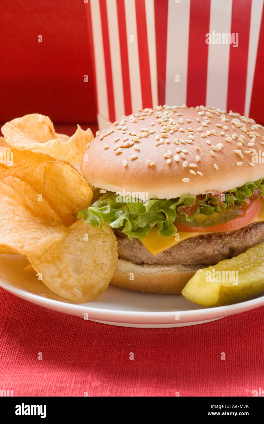 Cheeseburger con patatine e cetriolino FoodCollection Foto Stock