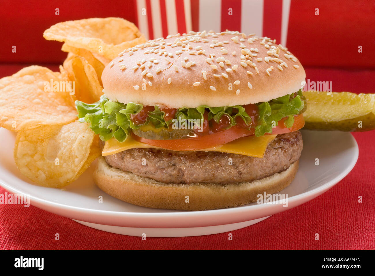 Cheeseburger con patatine e cetriolino FoodCollection Foto Stock