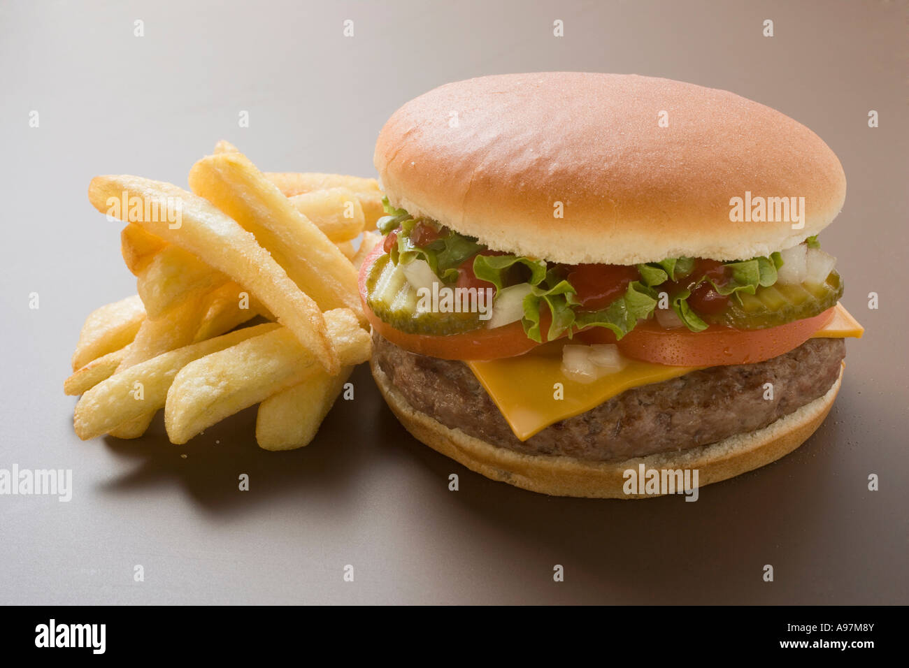 Cheeseburger con patatine FoodCollection Foto Stock