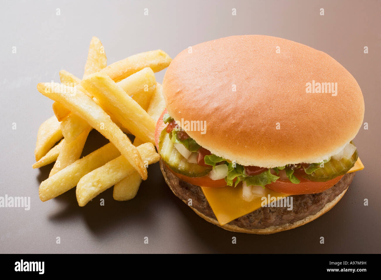 Cheeseburger con patatine FoodCollection Foto Stock