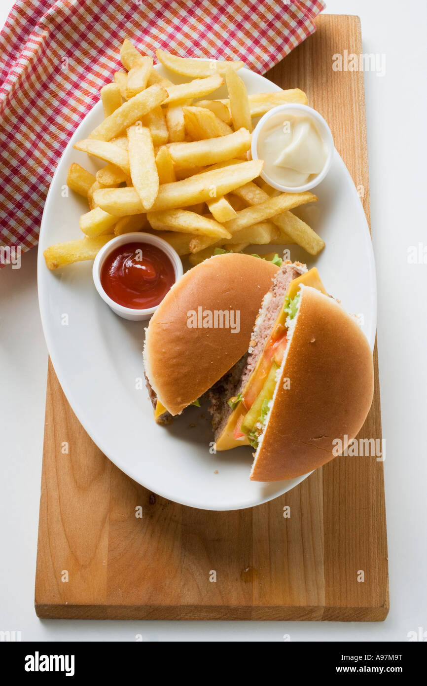 Cheeseburger chips maionese ketchup sulla piastra FoodCollection Foto Stock