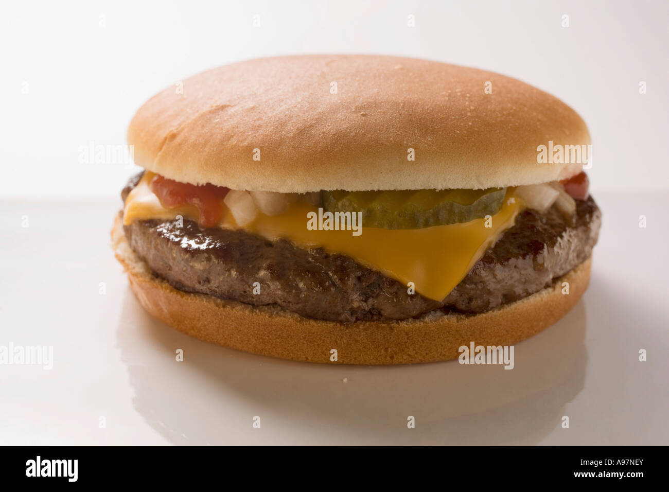 Cheeseburger con il cetriolino cipolla e ketchup FoodCollection Foto Stock