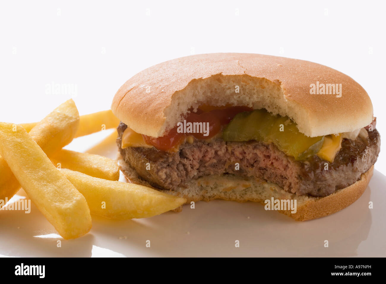 Cheeseburger con un morso prese con chips FoodCollection Foto Stock