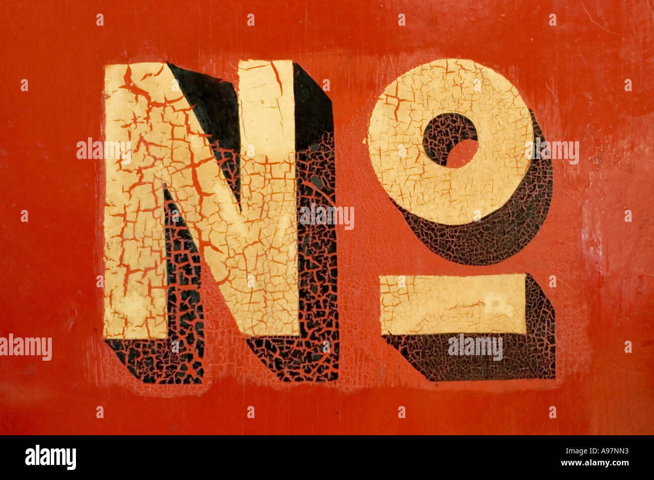 La parola 'no' in giallo su uno sfondo rosso Foto Stock