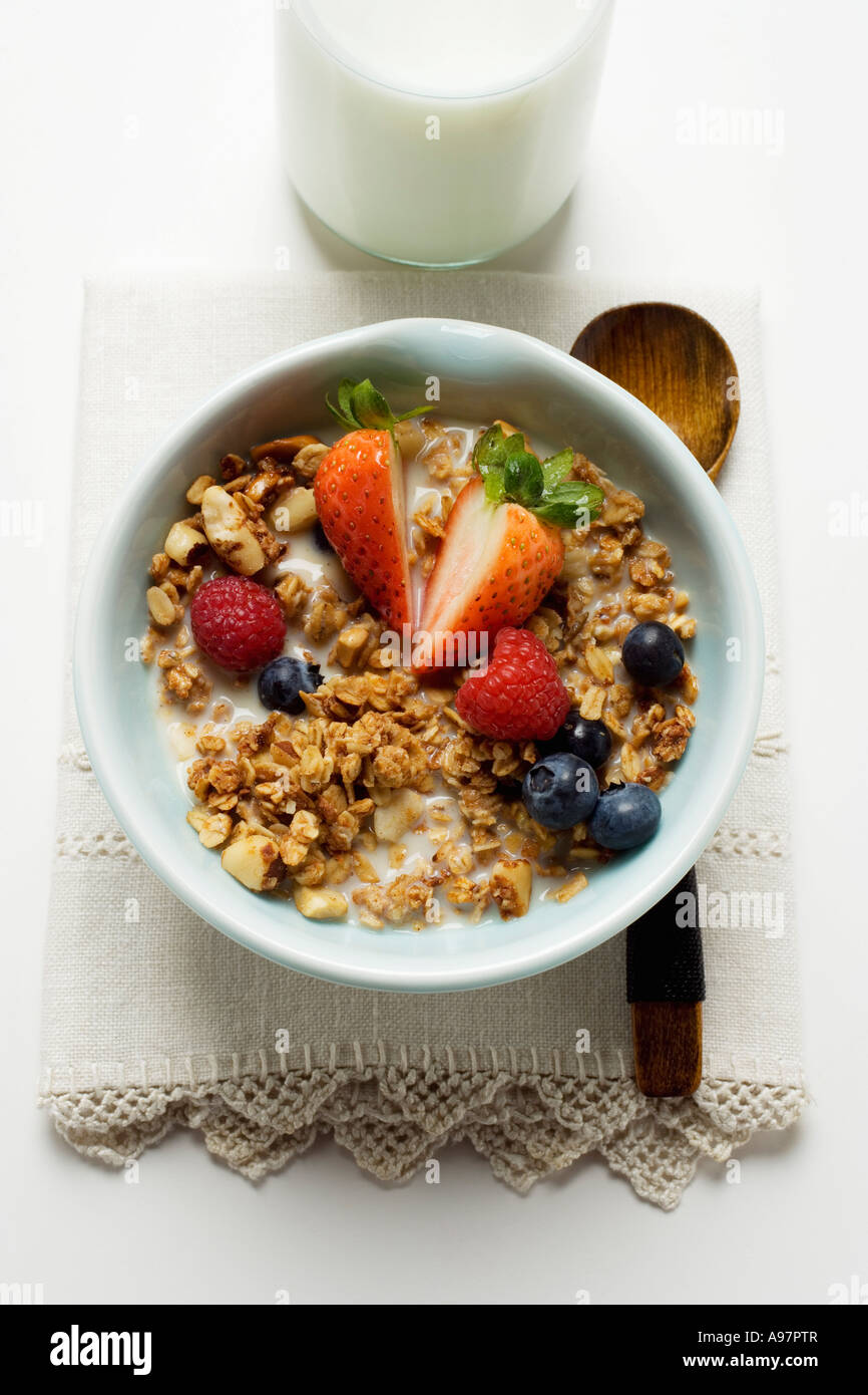Croccante muesli con frutti di bosco e latte nella tazza di cereali  FoodCollection Foto stock - Alamy