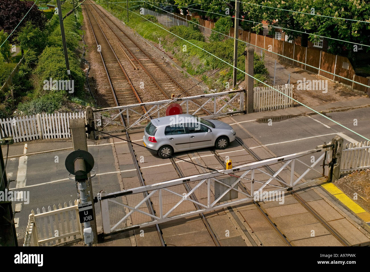 Auto su un passaggio a livello Foto Stock