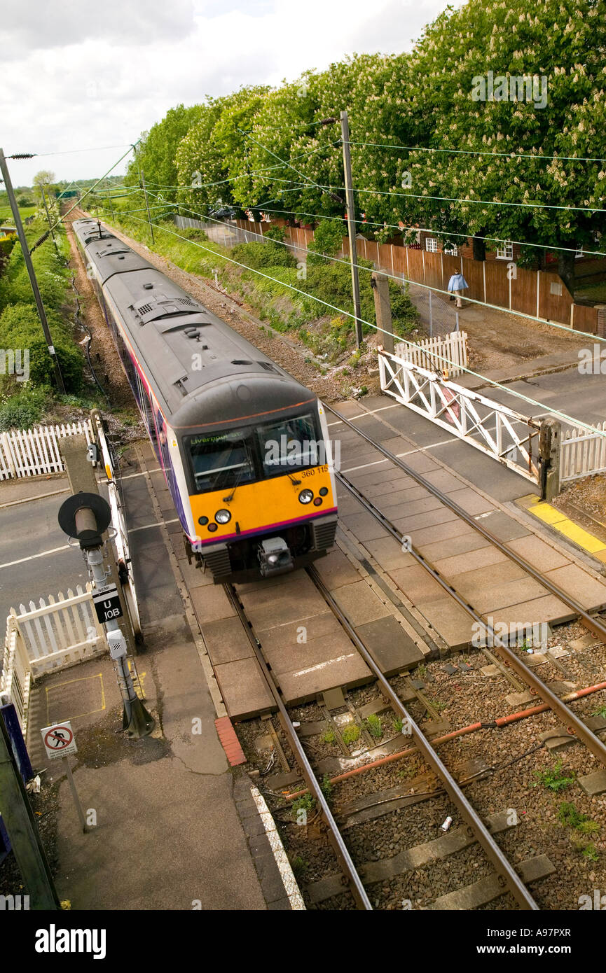 Treno su un passaggio a livello Foto Stock