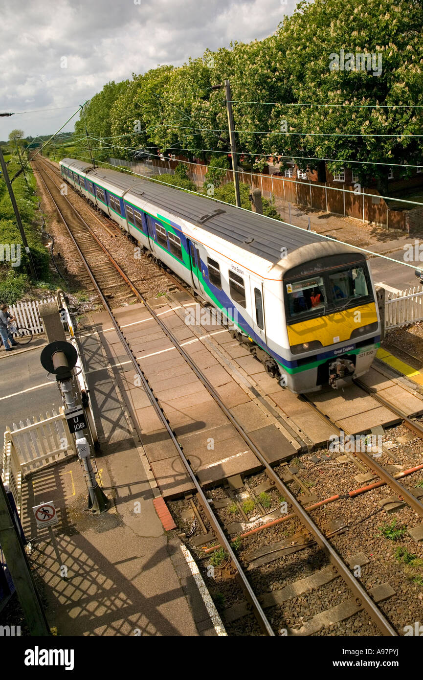 Treno attraversare una strada Foto Stock