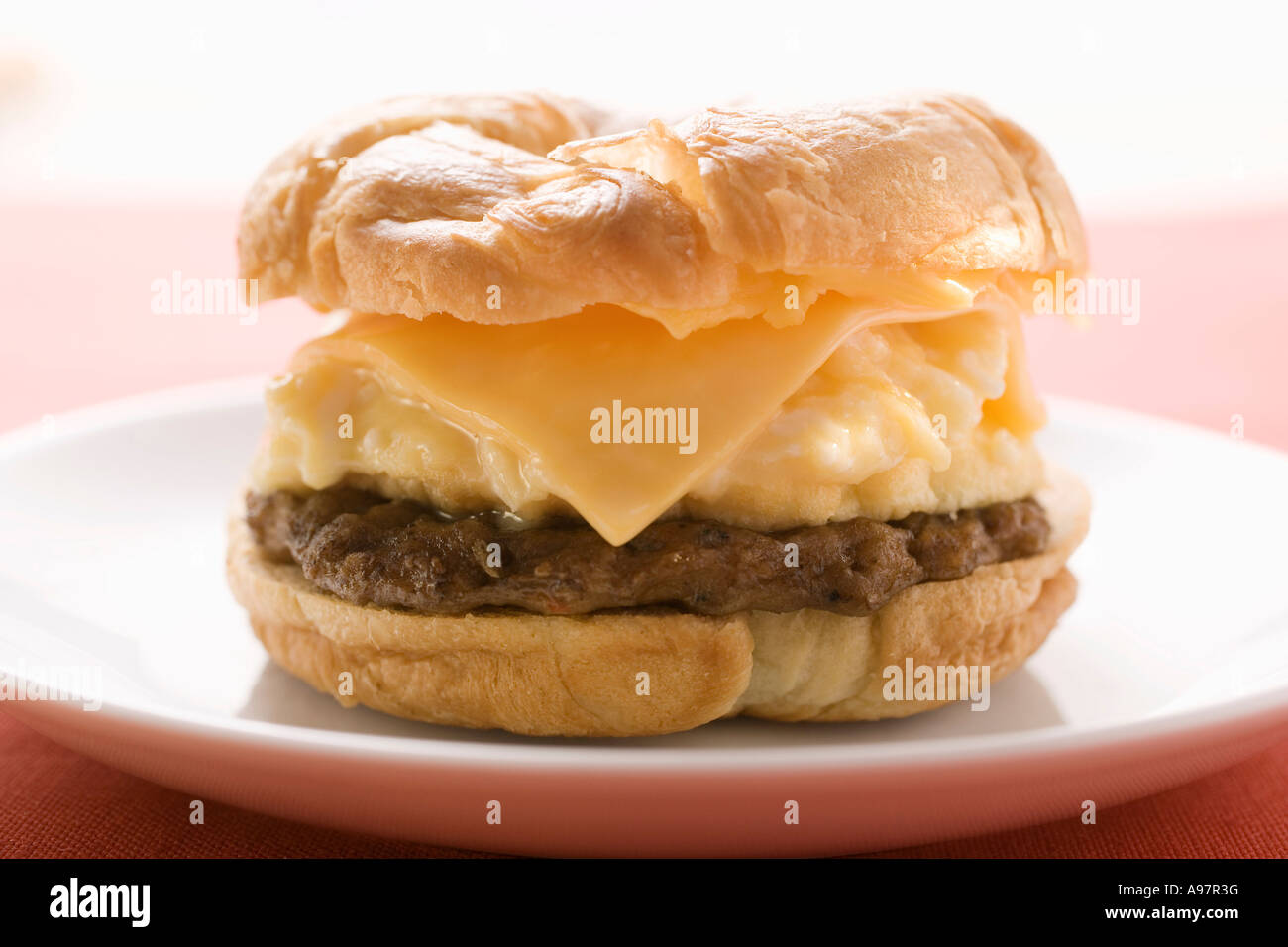 Cheeseburger con uova strapazzate su piastra FoodCollection Foto Stock