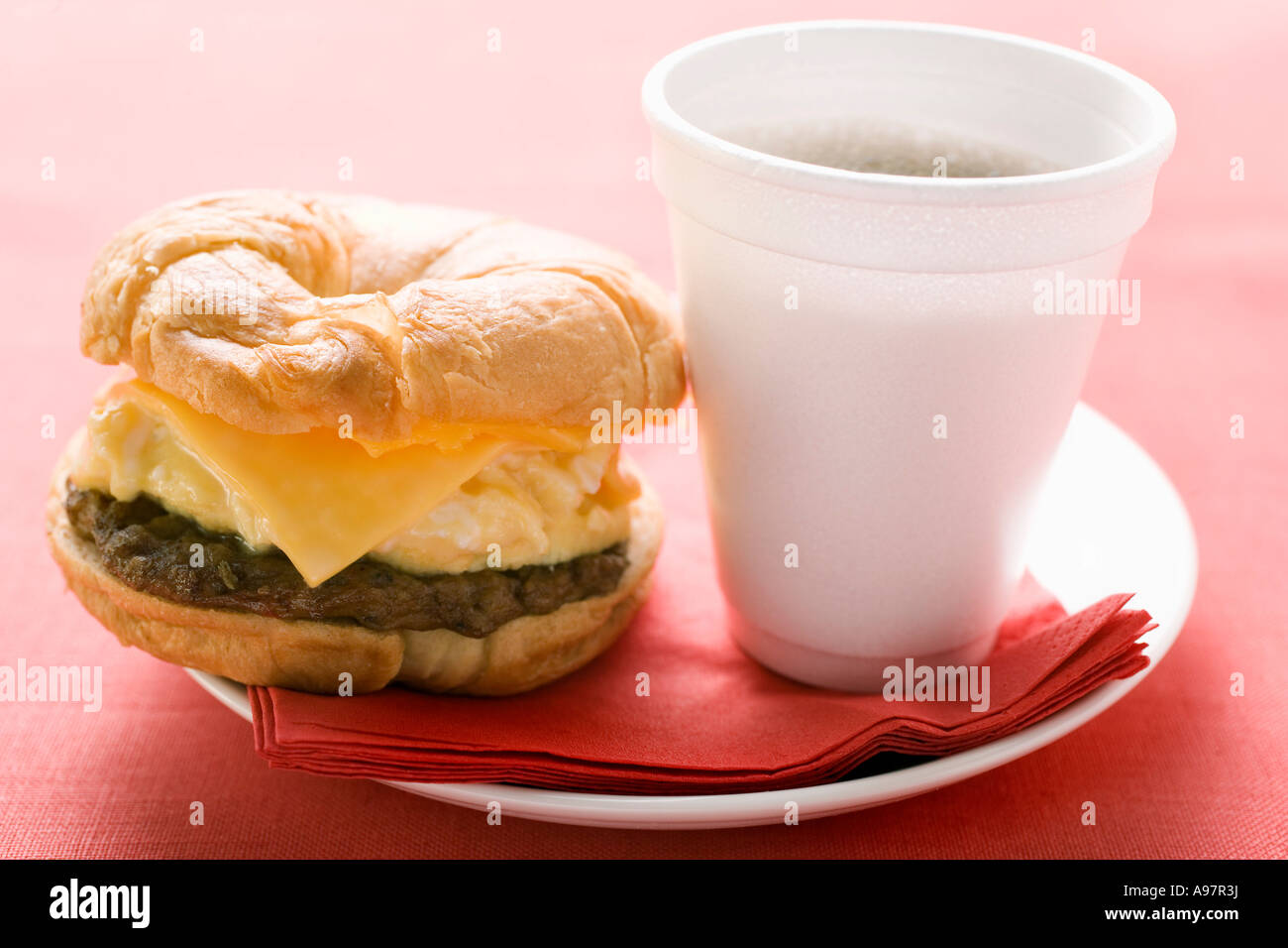 Cheeseburger con uova strapazzate e una tazza di caffè FoodCollection Foto Stock