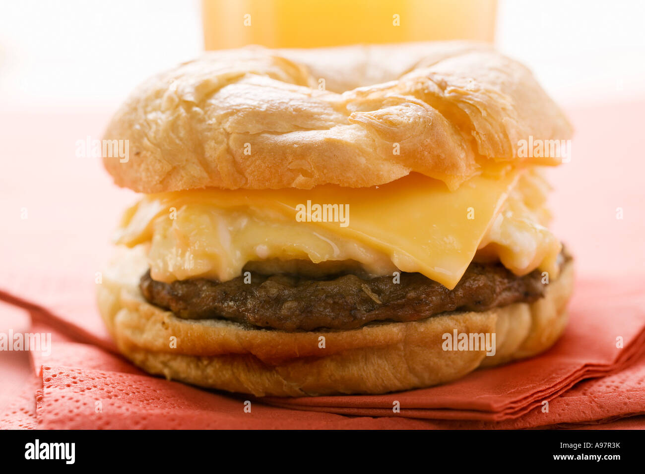 Cheeseburger con uova strapazzate sul tovagliolo FoodCollection Foto Stock