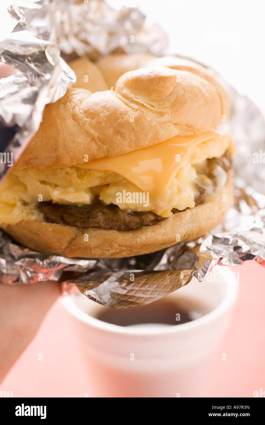 Cheeseburger con uova strapazzate in lamina di alluminio FoodCollection Foto Stock