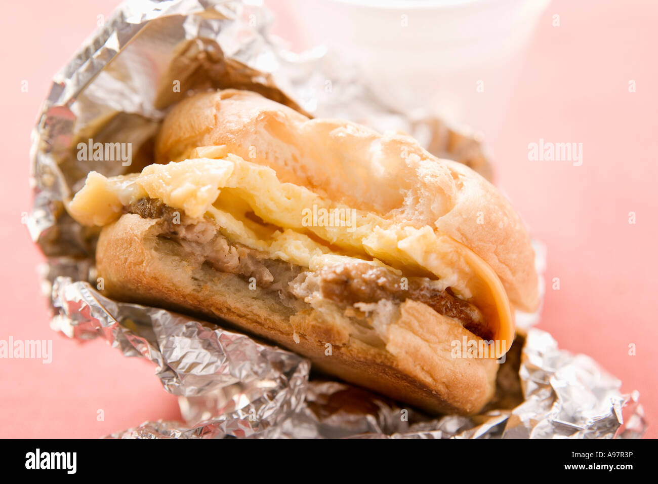 Cheeseburger con uova strapazzate un morso preso FoodCollection Foto Stock