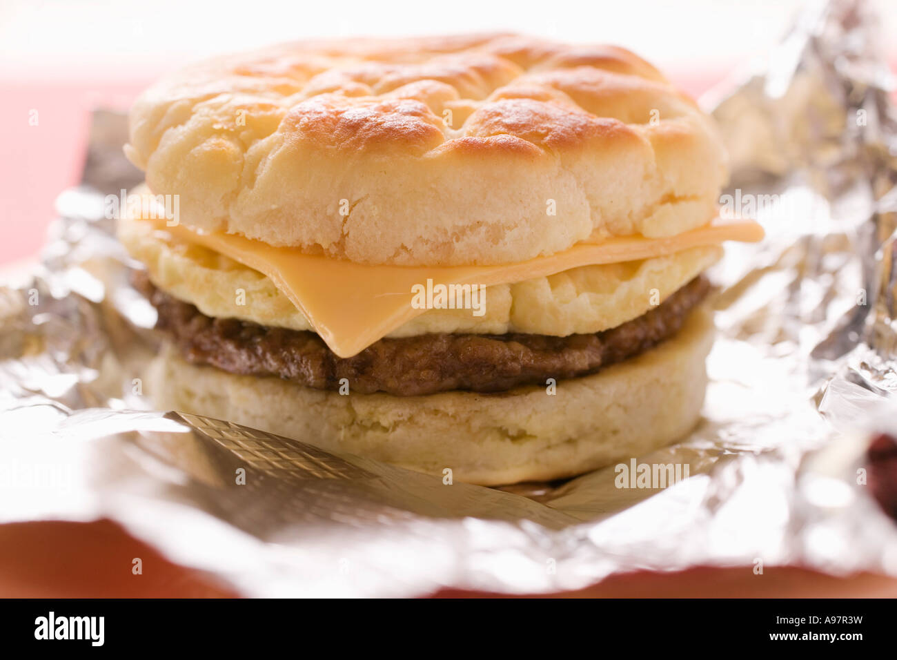 Cheeseburger con uova strapazzate su un foglio di alluminio FoodCollection Foto Stock