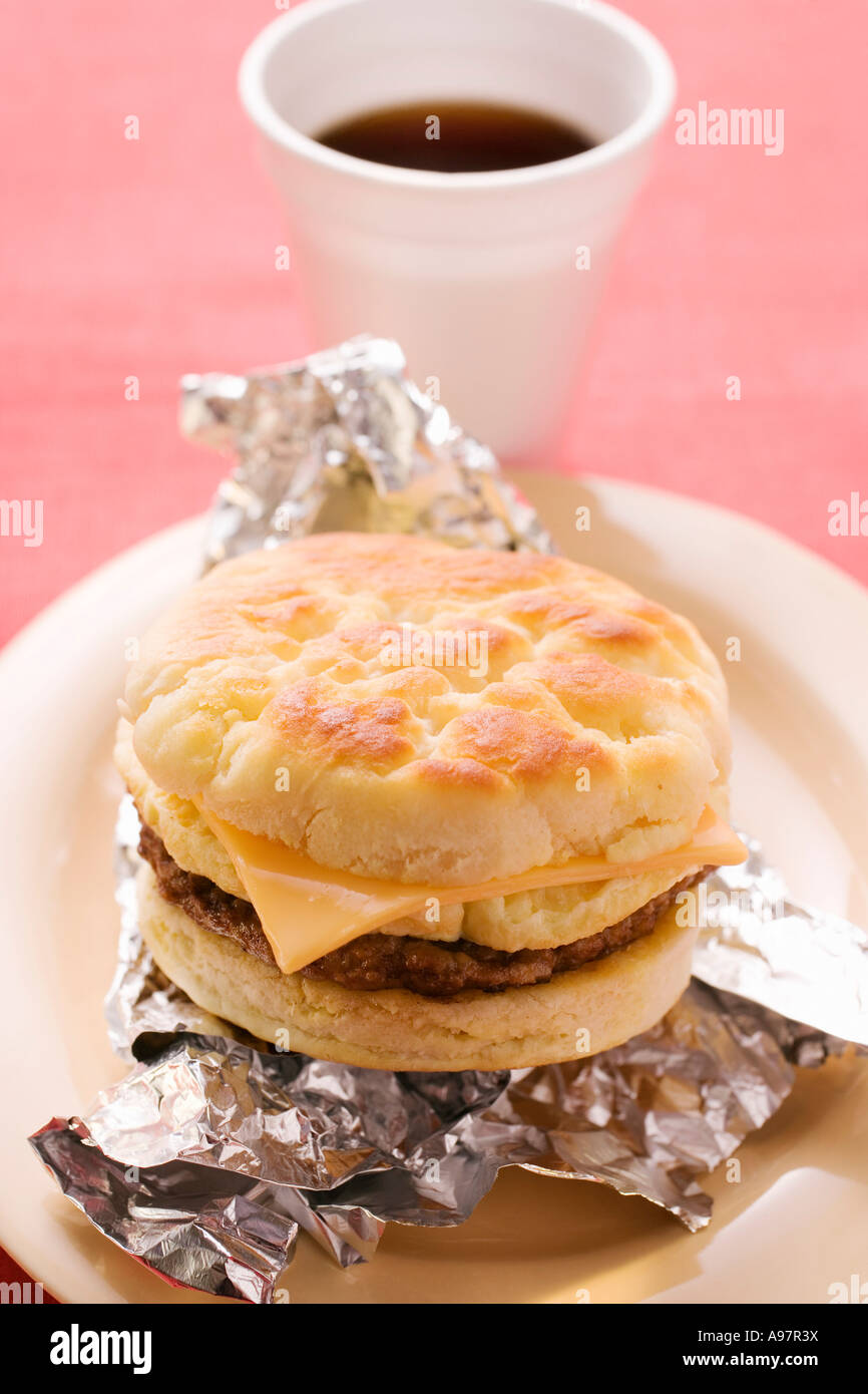 Cheeseburger con uova strapazzate su un foglio di alluminio tazza da caffè FoodCollection Foto Stock