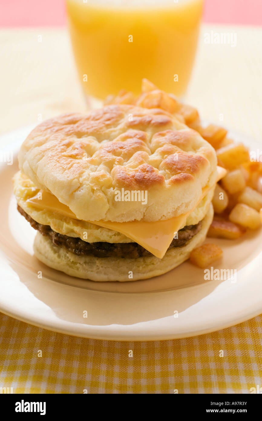 Cheeseburger con uova strapazzate e patate fritte FoodCollection Foto Stock