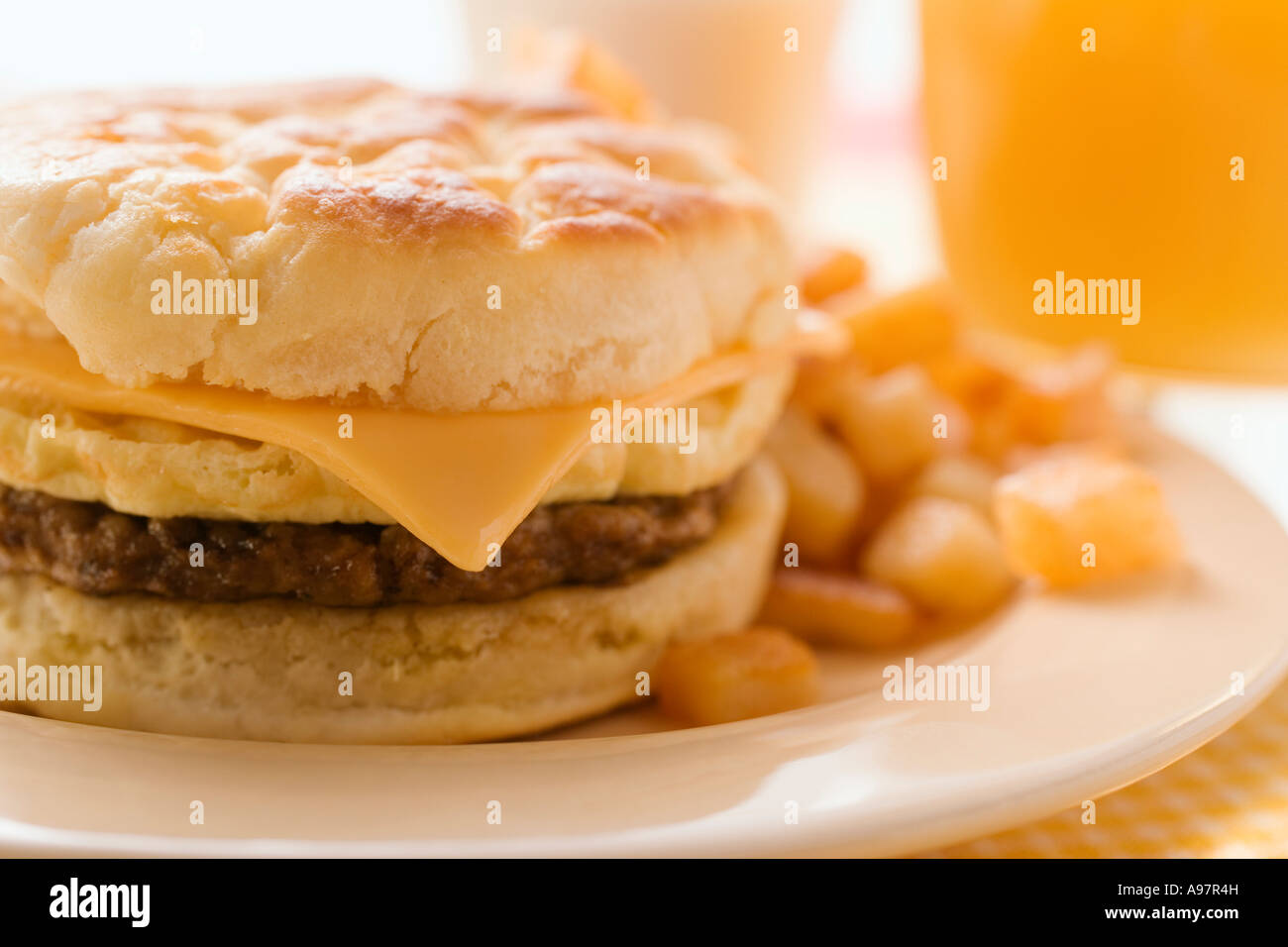 Cheeseburger con uova strapazzate e patate fritte FoodCollection Foto Stock