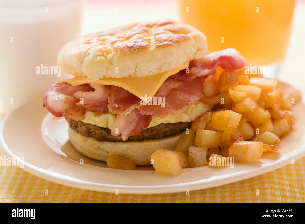 Cheeseburger con uova strapazzate bacon patate fritte FoodCollection Foto Stock