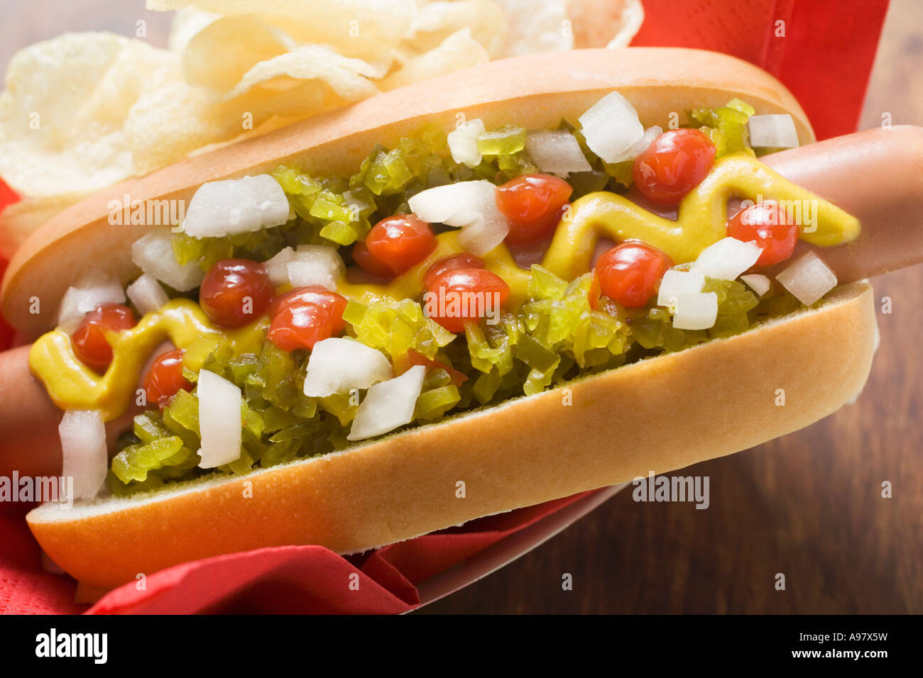 Hot Dog con senape relish ketchup le cipolle e le patatine FoodCollection Foto Stock