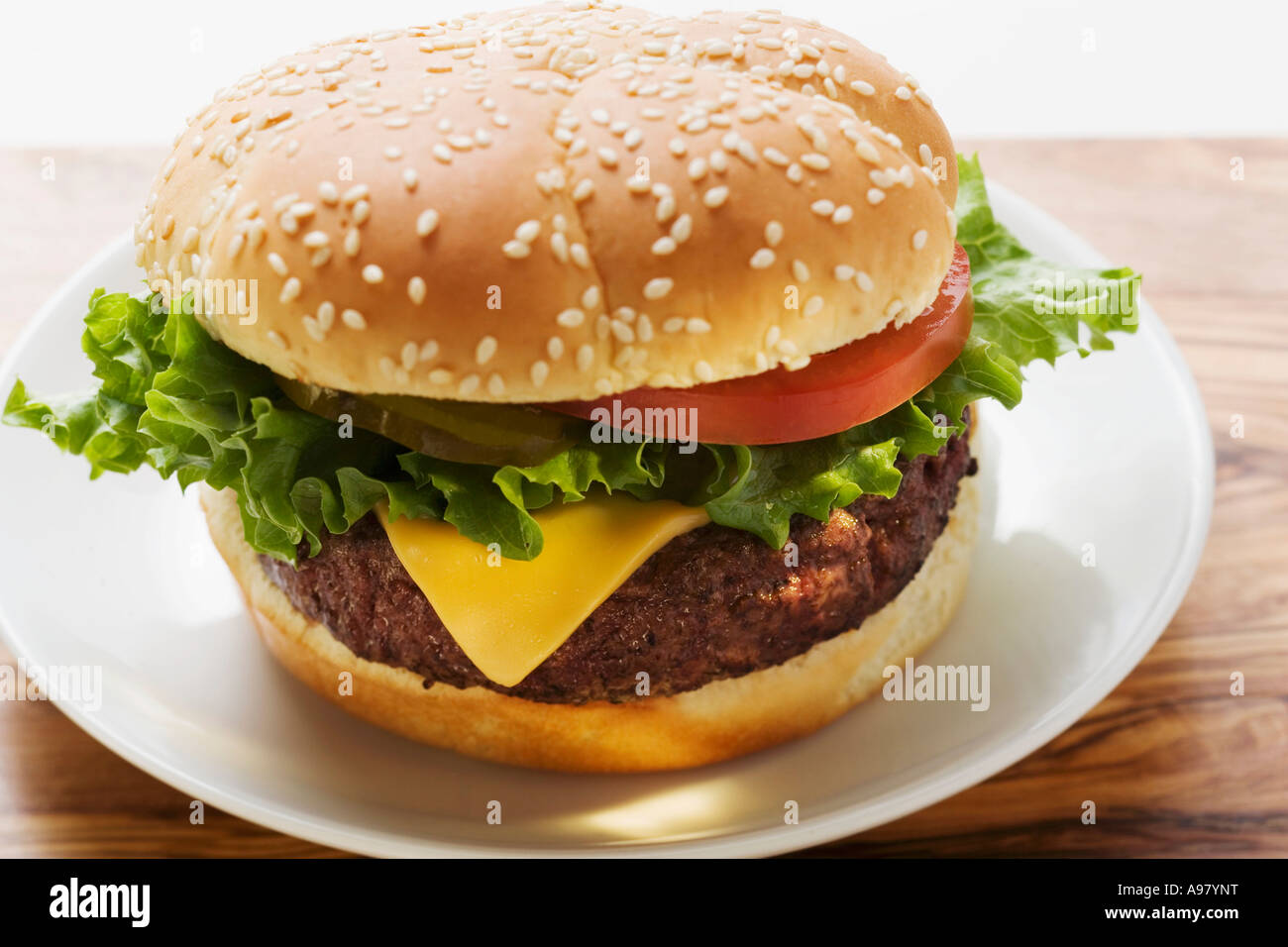 Cheeseburger con pomodoro e cetriolino FoodCollection Foto Stock