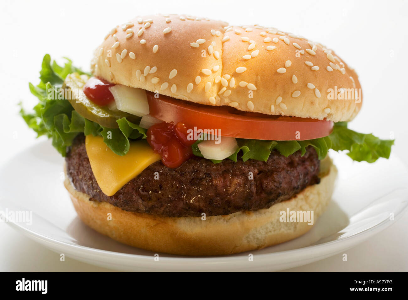 Cheeseburger con pomodori cipolle ketchup e cetriolino FoodCollection Foto Stock