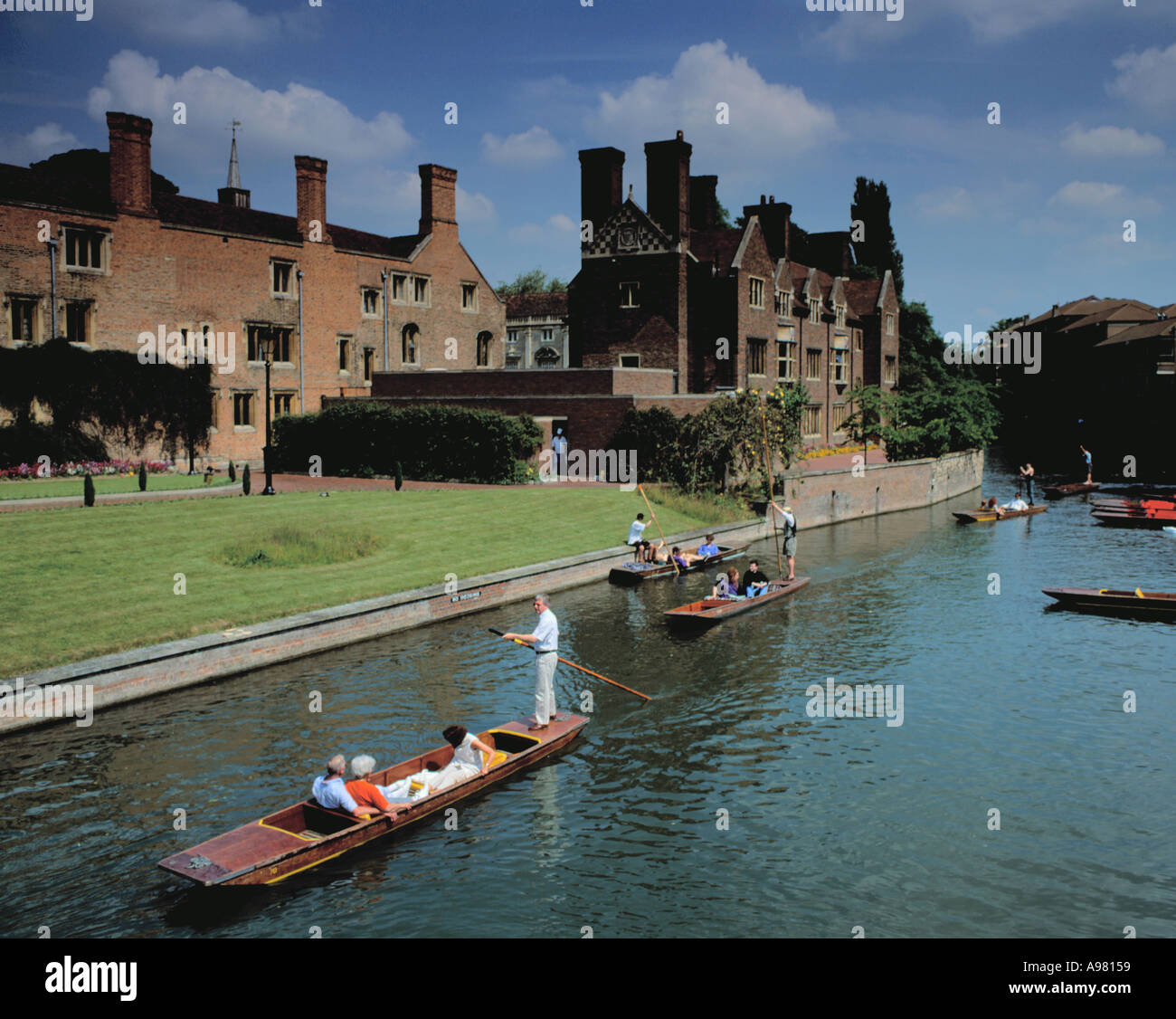 Sterline sul fiume Cam con Magdalene College oltre, Cambridge, Cambridgeshire, Inghilterra, Regno Unito. Foto Stock