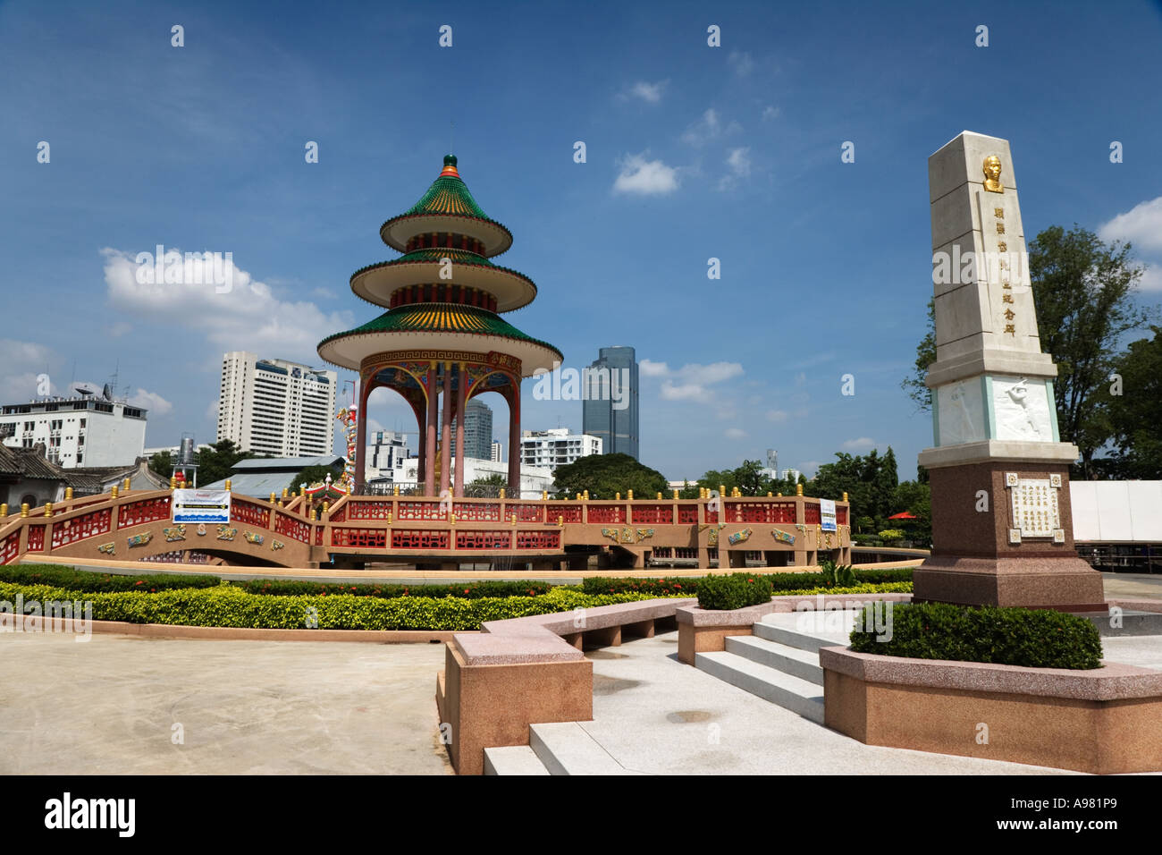 Giustapposti Asiatici e Occidentali architettura moderna, Bangkok, Thailandia Foto Stock