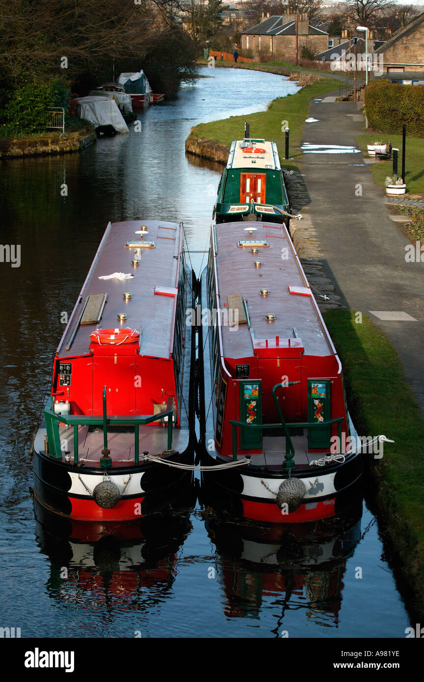 Due chiatte legata sul Union Canal, Linlithgow, Scozia UK Europa Foto Stock