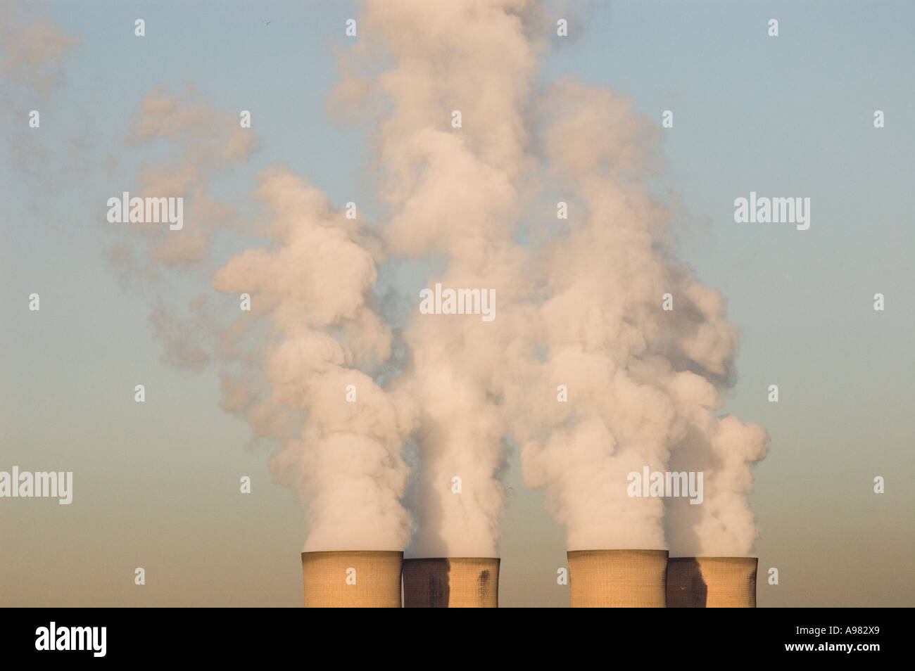 Il vapore versando da torri di raffreddamento a Fiddlers Ferry carbone power station Cheshire Foto Stock